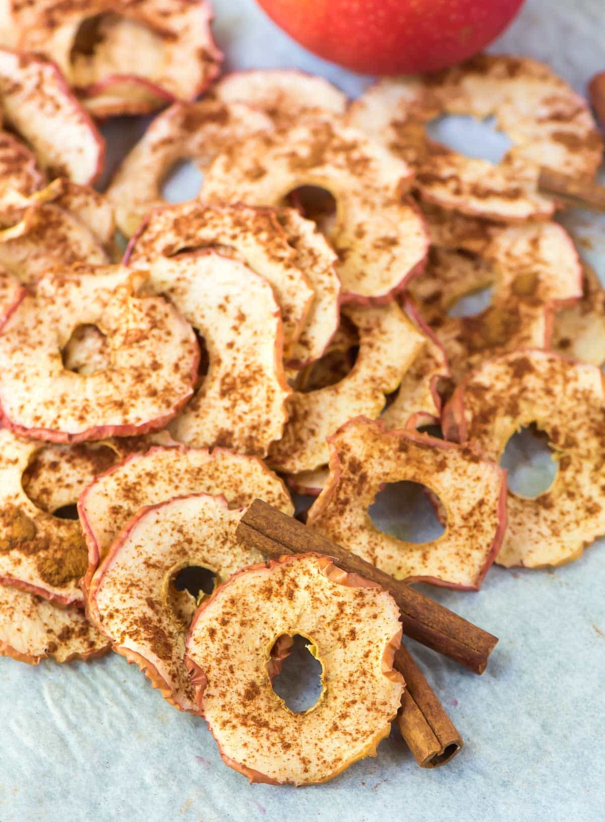 CINNAMON BROWN SUGAR APPLE CHIPS - A UNIQUE HEALTHY SNACK YOU MUST TRY