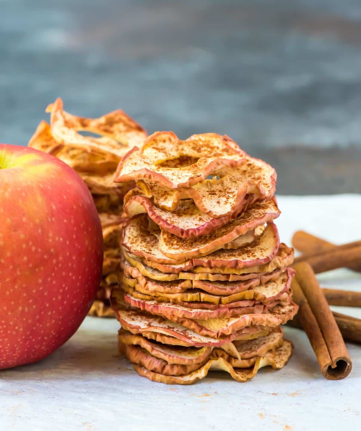 CINNAMON BROWN SUGAR APPLE CHIPS - A UNIQUE HEALTHY SNACK YOU MUST TRY
